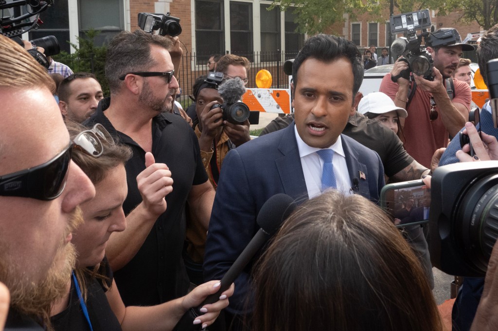 Vivek Ramaswamy swarmed by anti-Israel protesters — and ‘Crackhead Barney’ — just blocks from DNC
