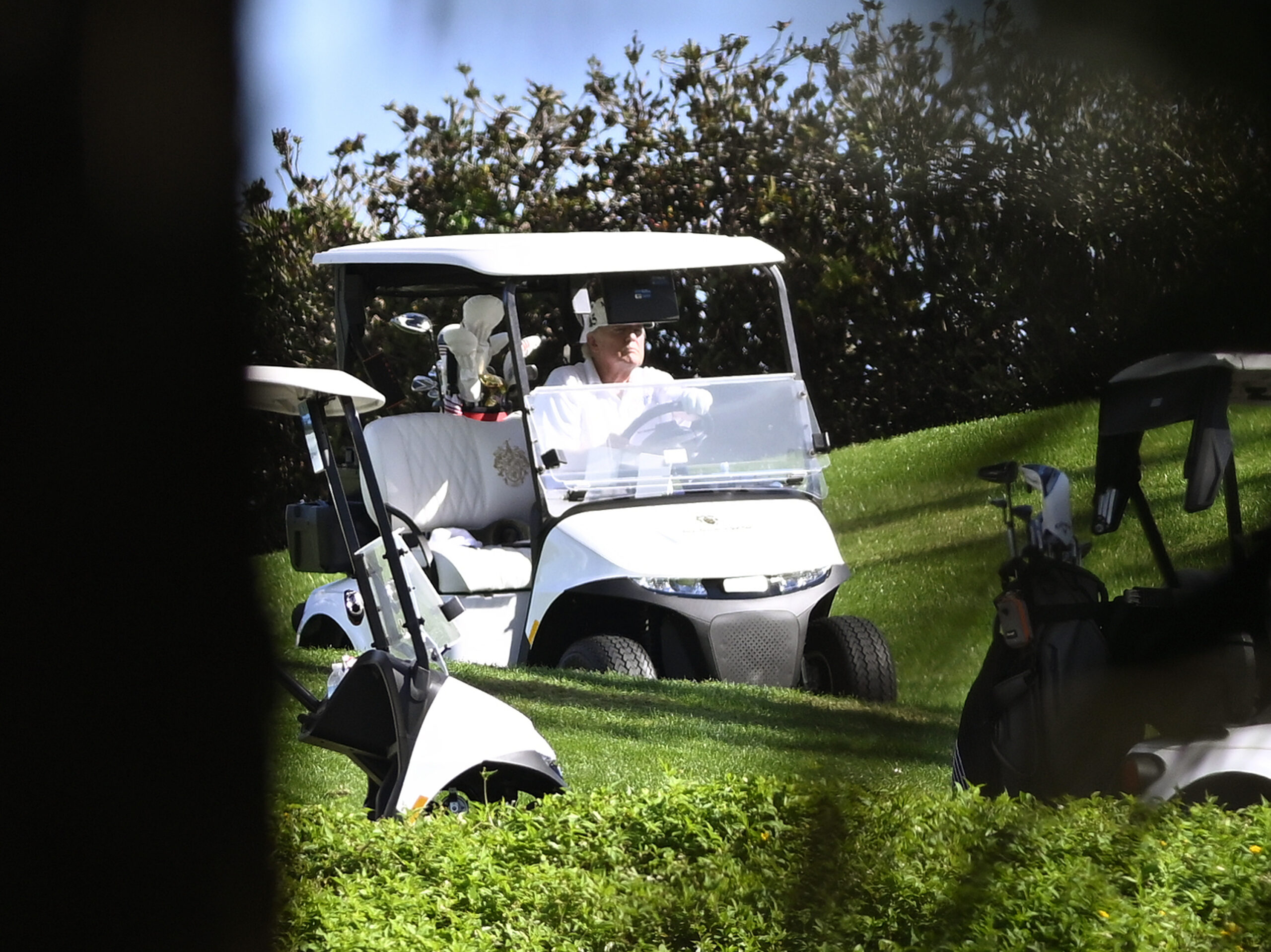 President-elect Trump hits the links for a round of golf before Thanksgiving
