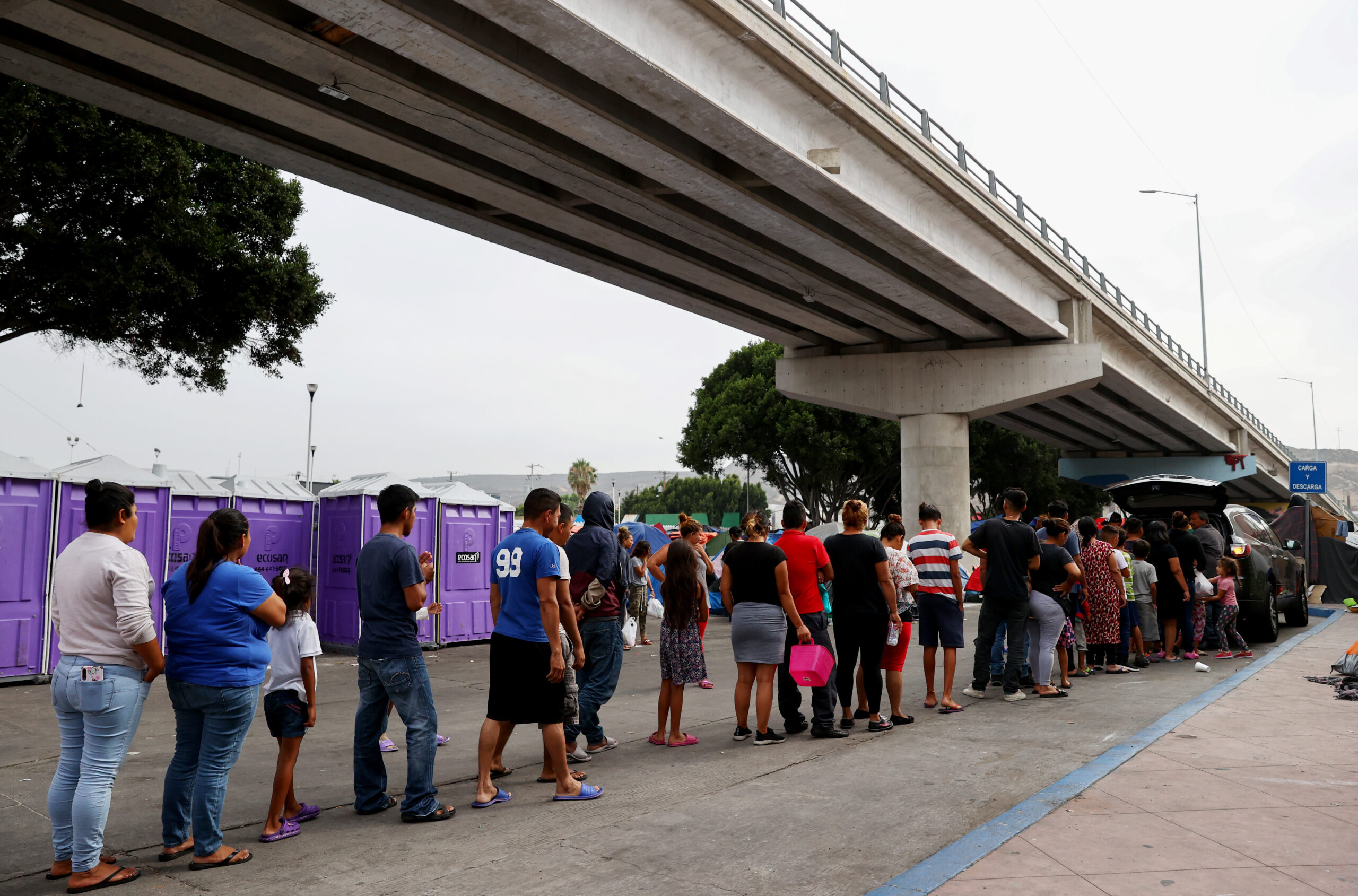ICE ends two programs meant to help migrants comply with release conditions over ‘immense cost’ 