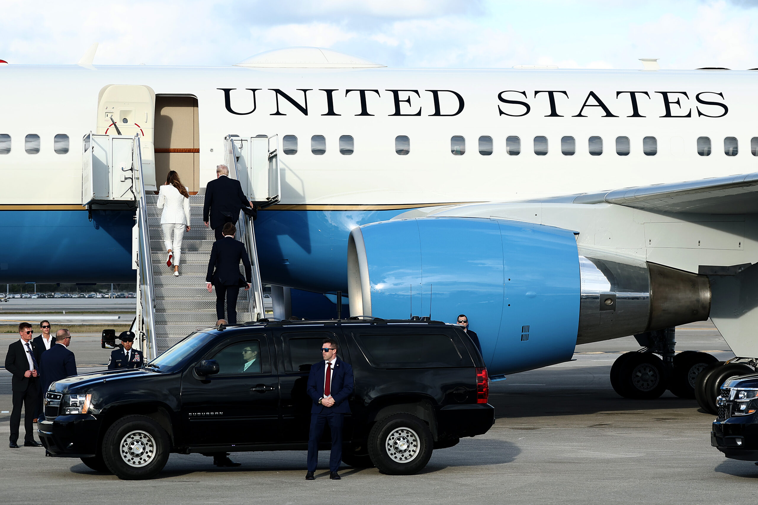 Trump heads to Washington with Melania, Barron ahead of Inauguration Day