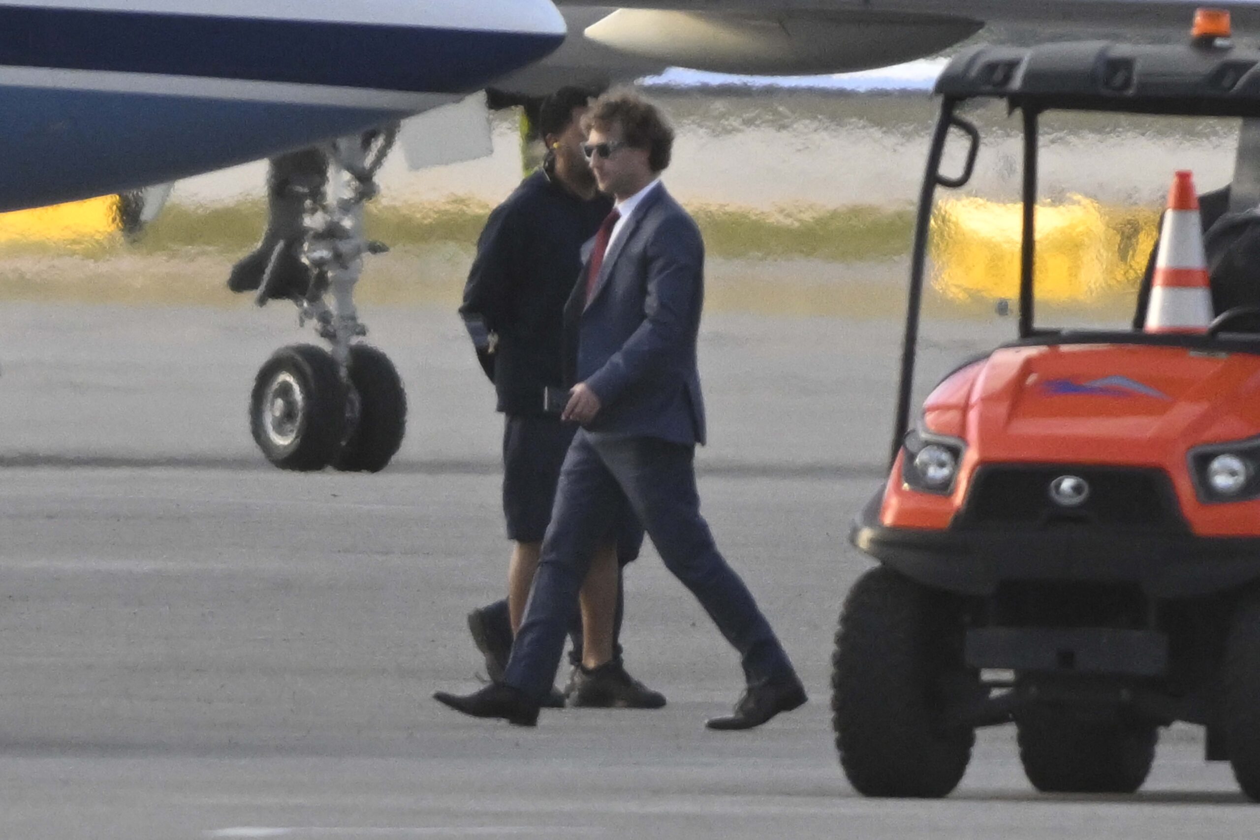 Mark Zuckerberg meets with Trump in Fla., parks private jet next to president-elect’s plane