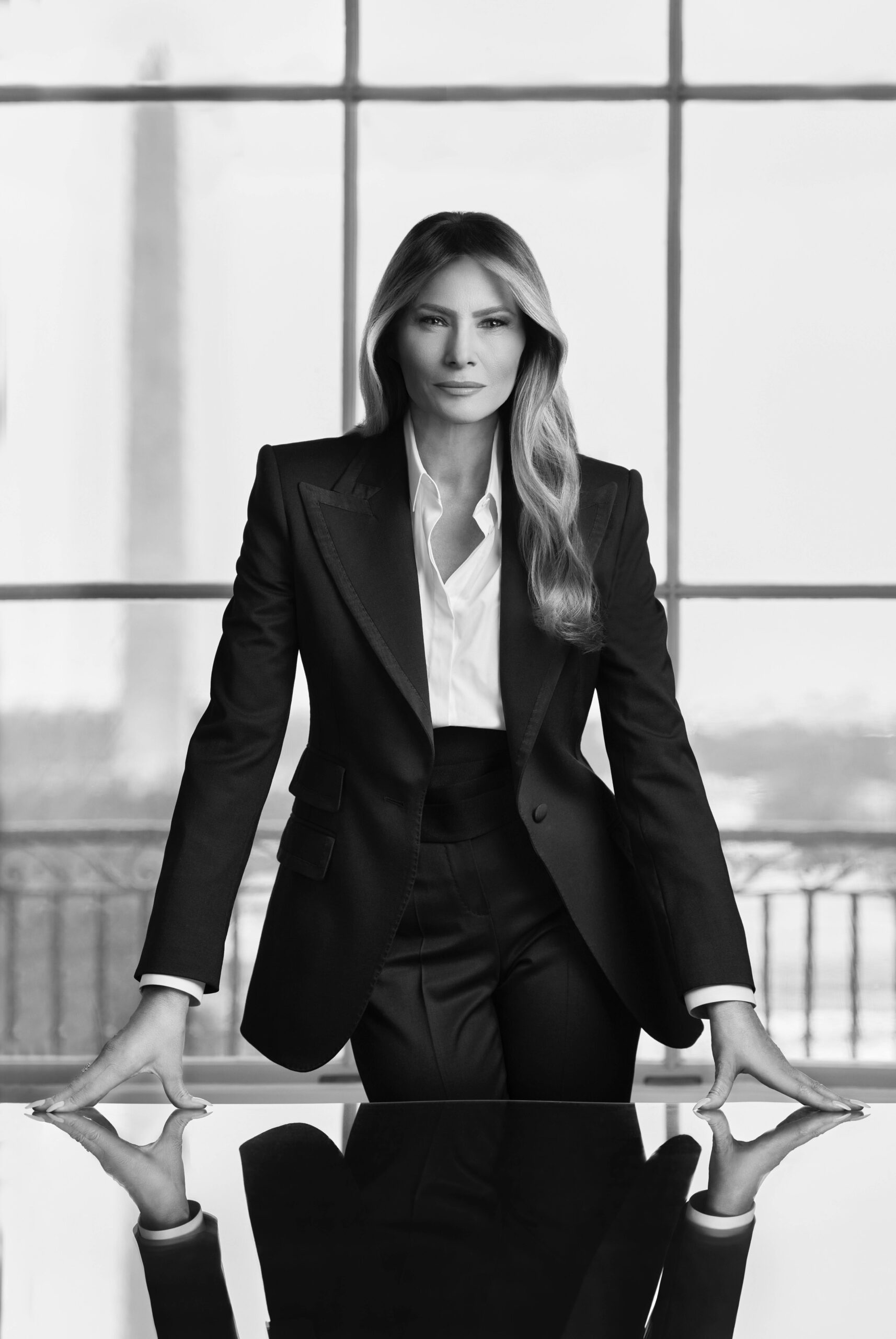 Melania Trump serves power pose in new first lady official photograph