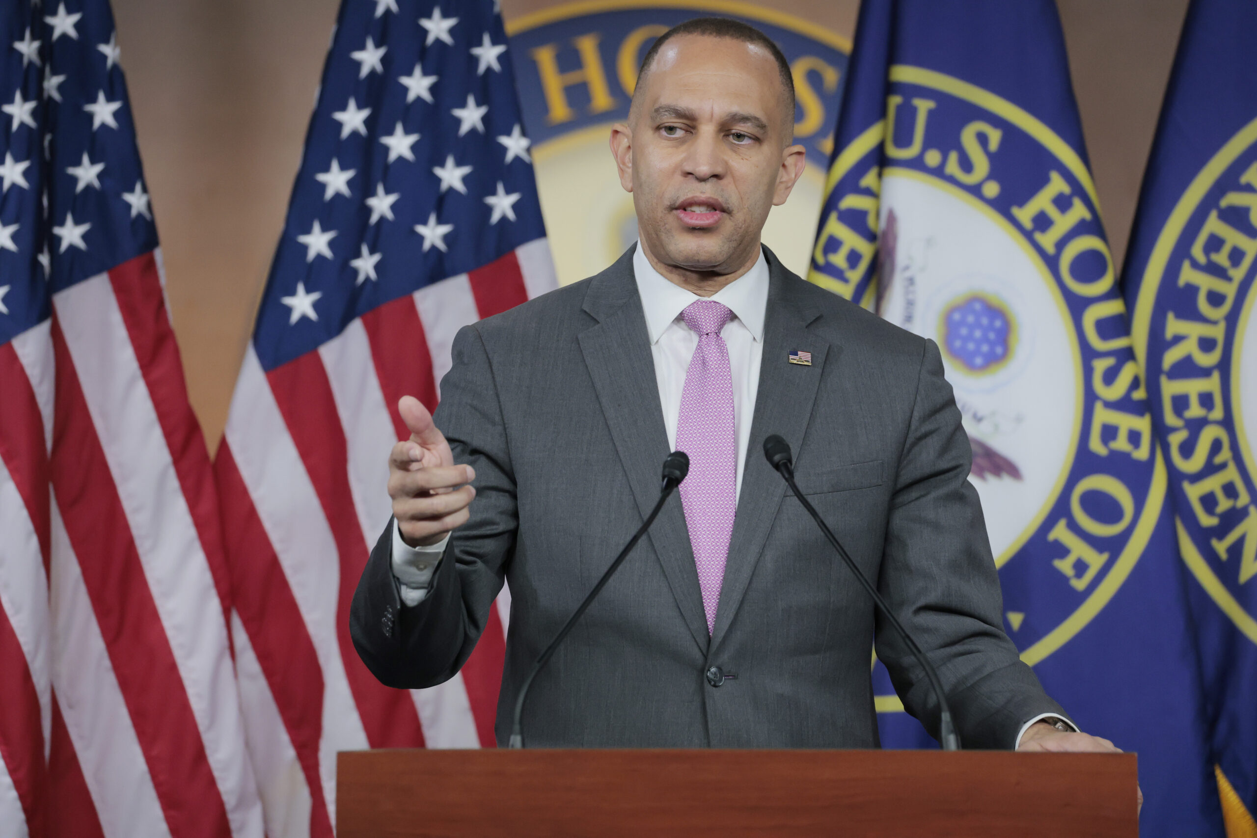 Moderate Dems hatch comeback plan that distances party from far-left politics and ‘embraces patriotism’