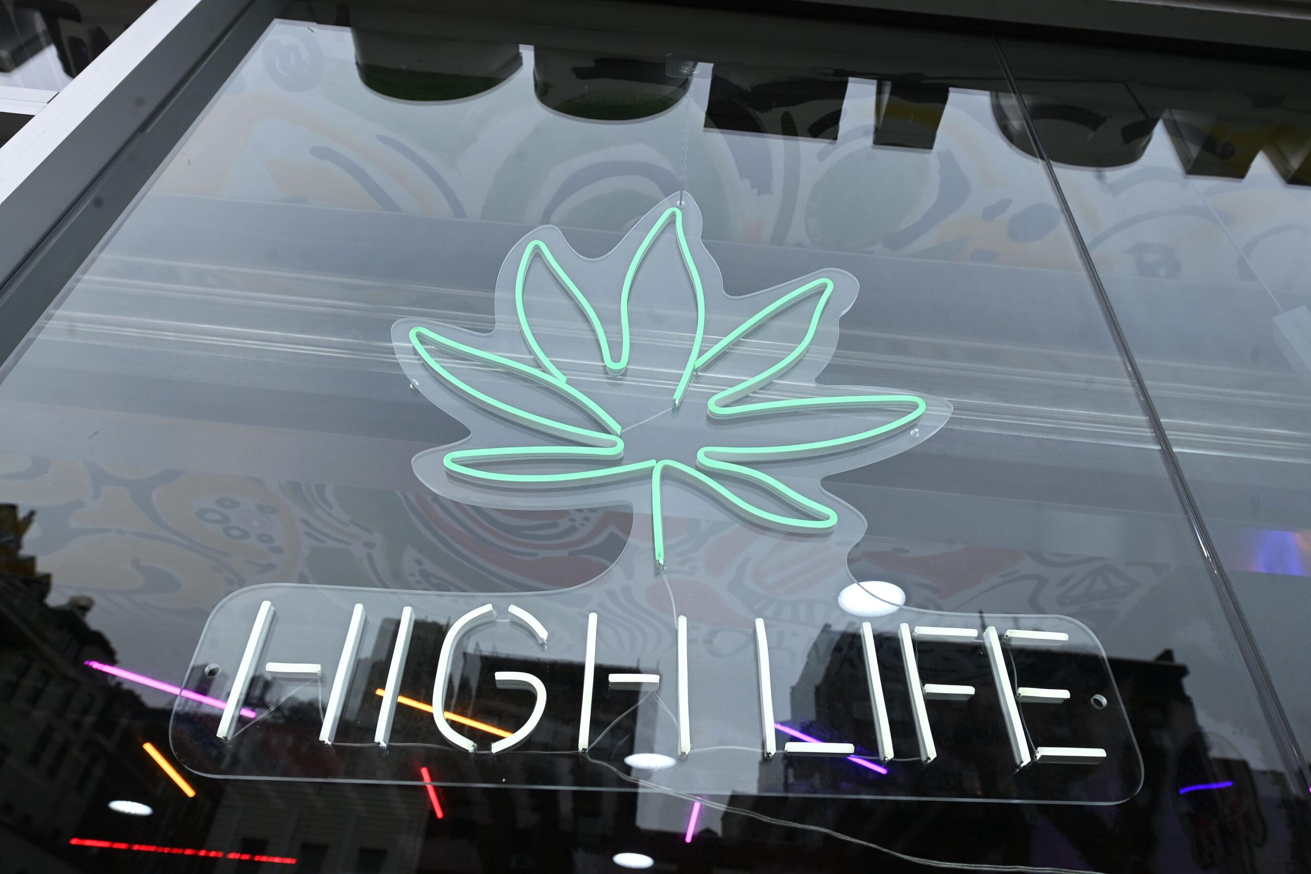 NY cannabis merchants fume they can’t open pot lounges because of foot-dragging by regulators