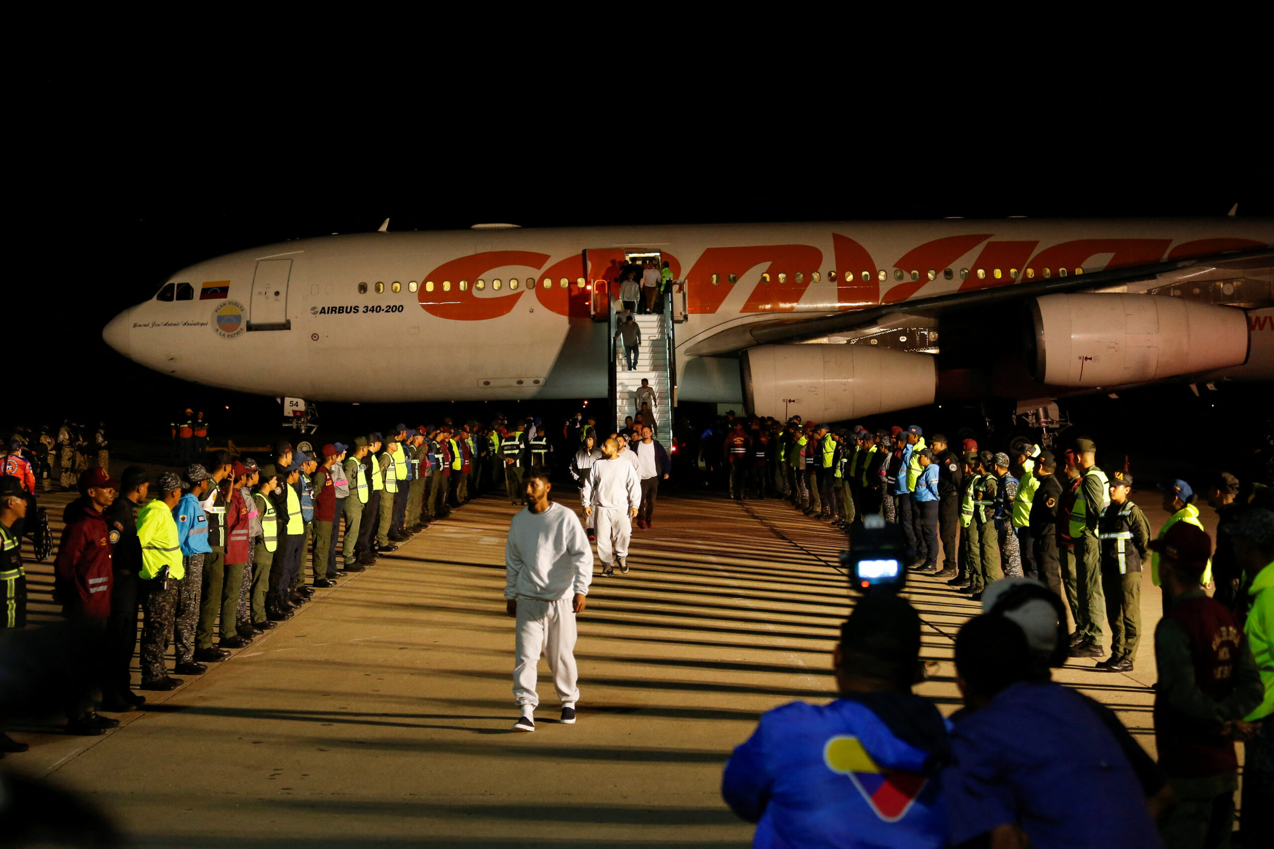 Dozens of deported illegal migrants — including suspected Tren de Aragua gangbangers — grin as they land in Venezuela