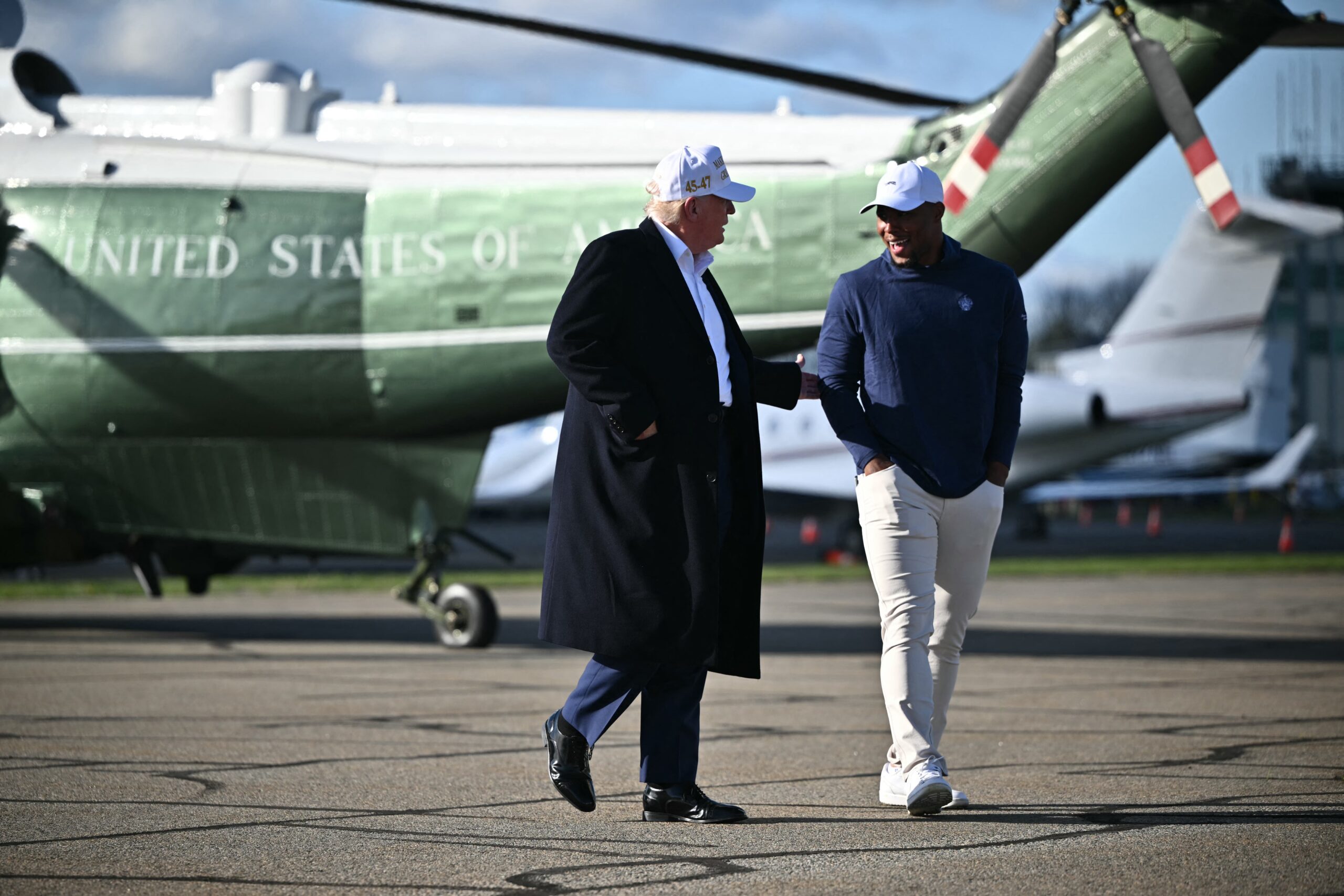 Eagles’ Saquon Barkley hangs out with Trump after teammate dodges question on White House visit