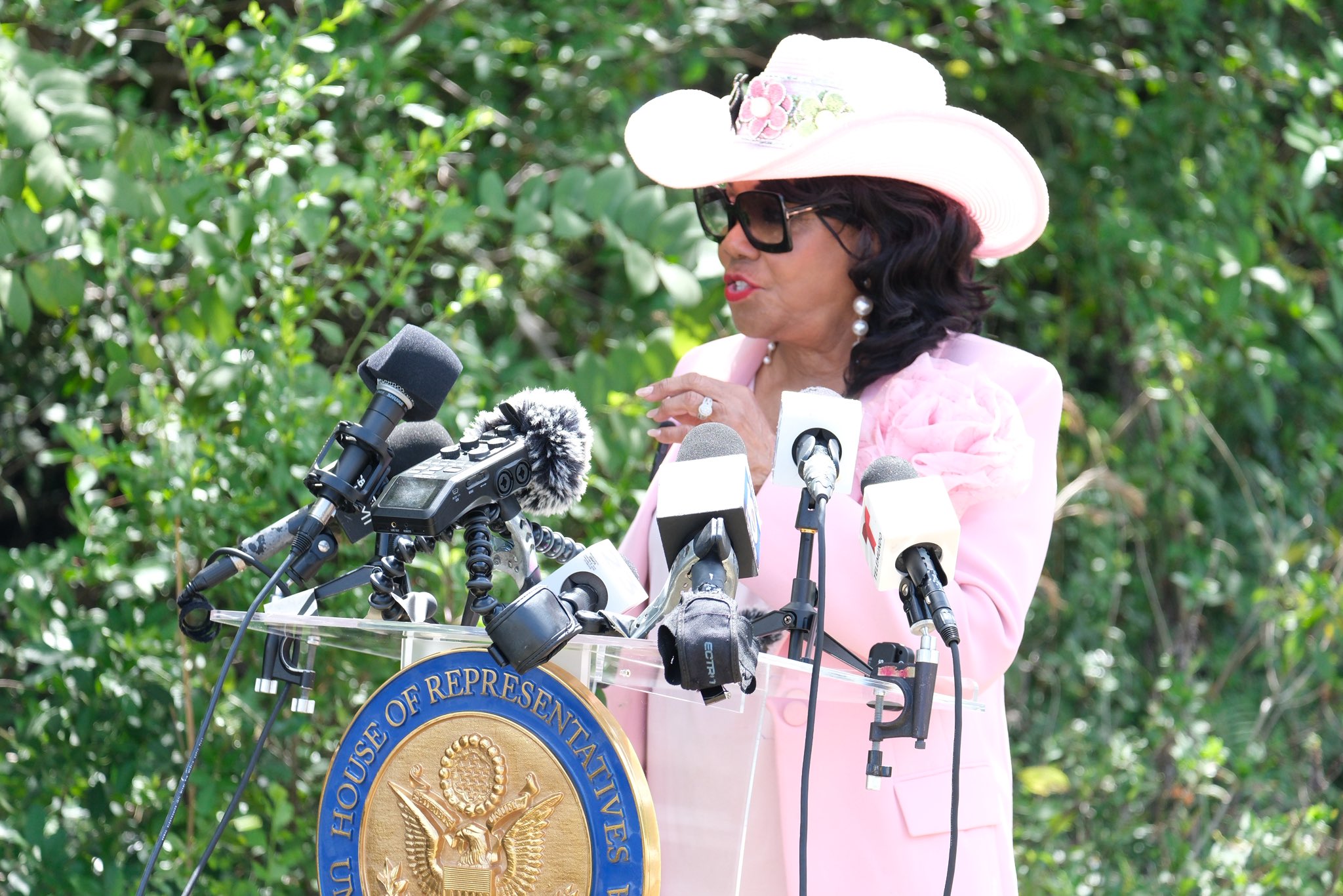 Dem rep in pink cowboy hat calls for anti-GOP ‘uprising’ over Florida ICE detention center conditions