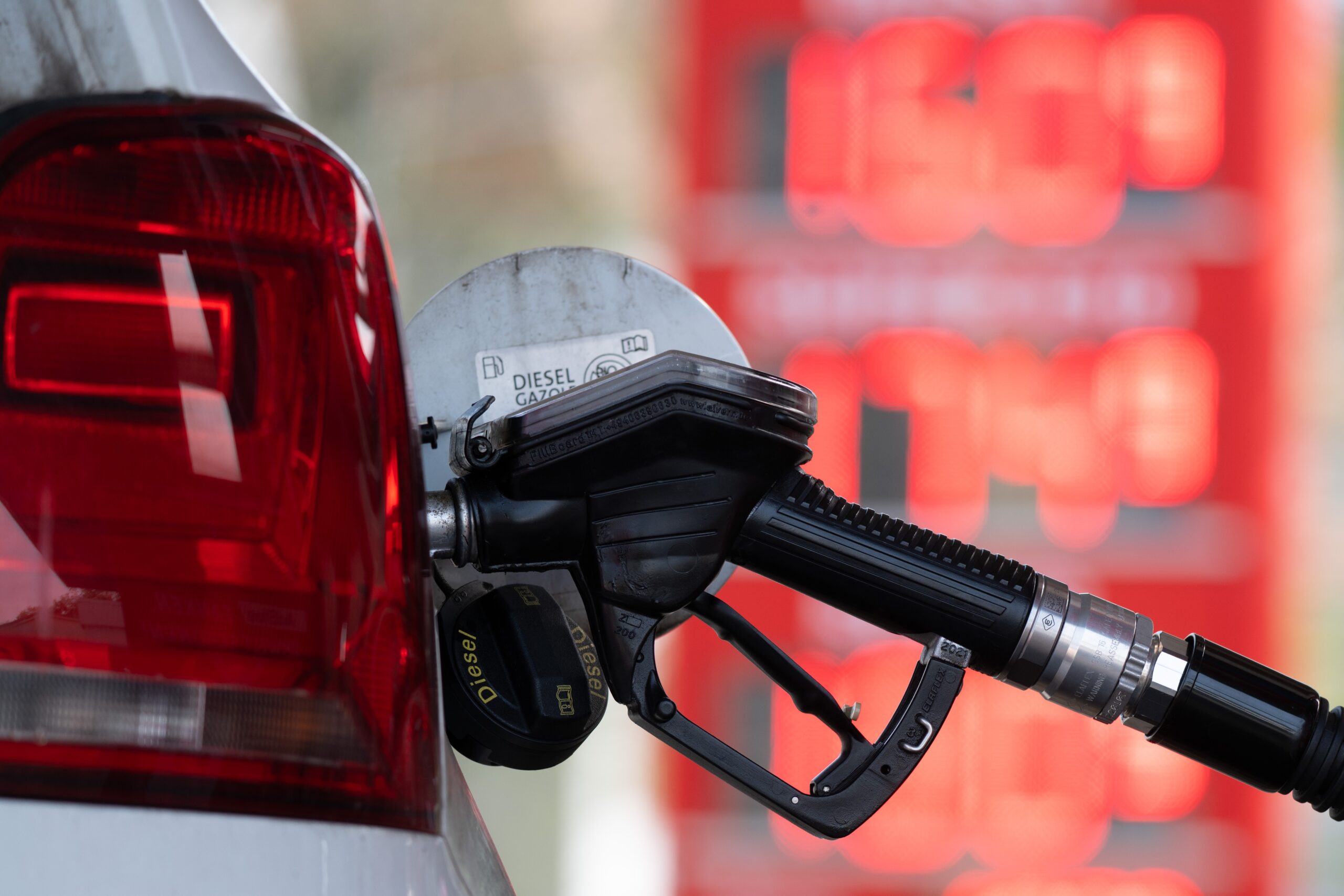 Upstate lawmaker pushing bill to allow hands-free gas pumps in New York like rest of United States