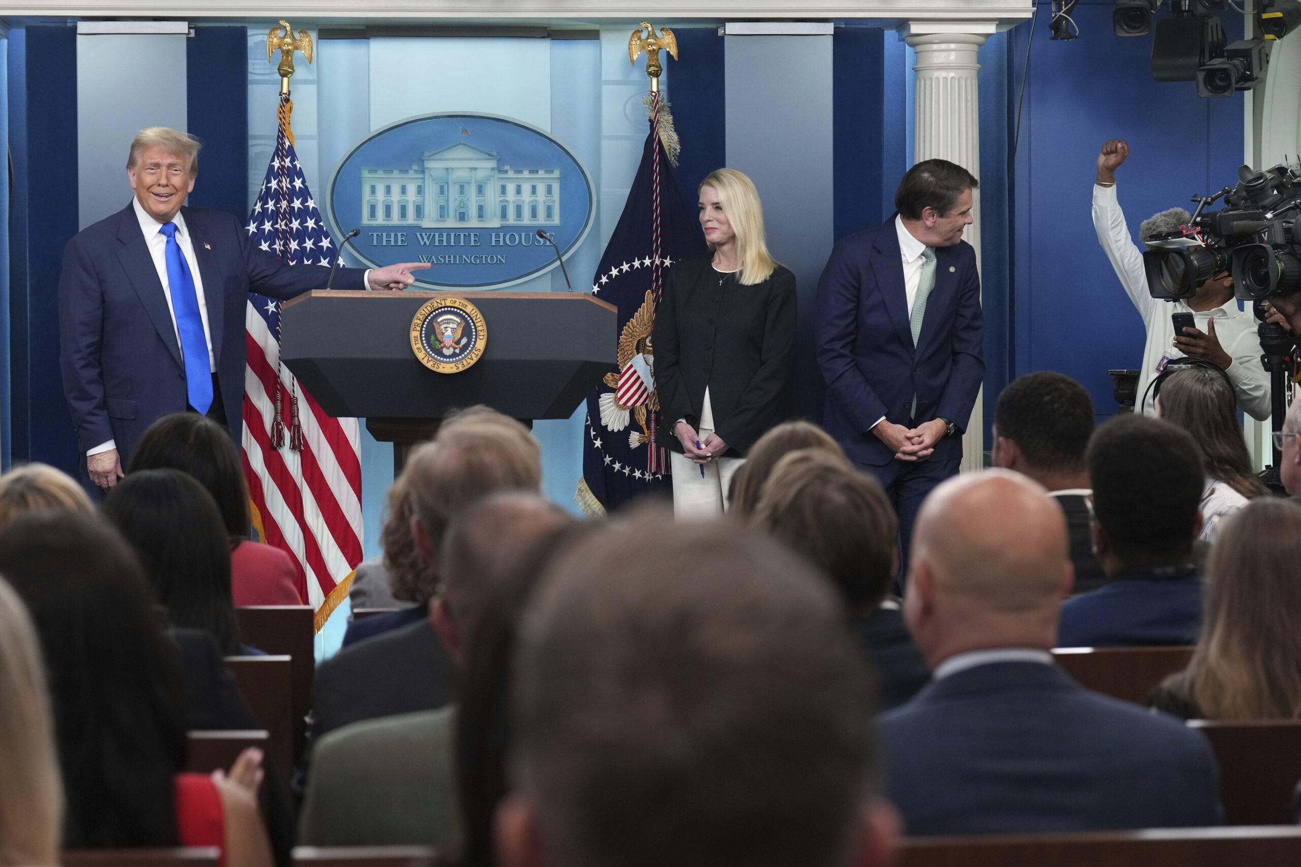 Trump gets unexpected endorsement from sidelines of WH briefing:  ‘I like him!’