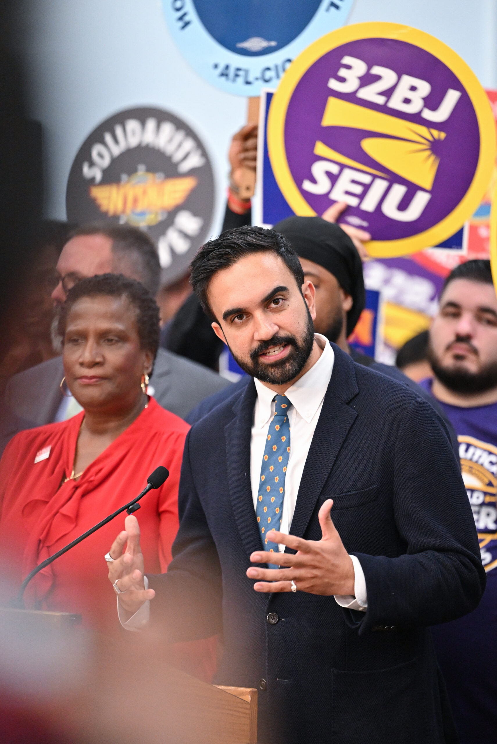 Homeland Security Secretary Kristi Noem mulls probe of socialist mayoral candidate Zohran Mamdani as ‘danger’ to NYC