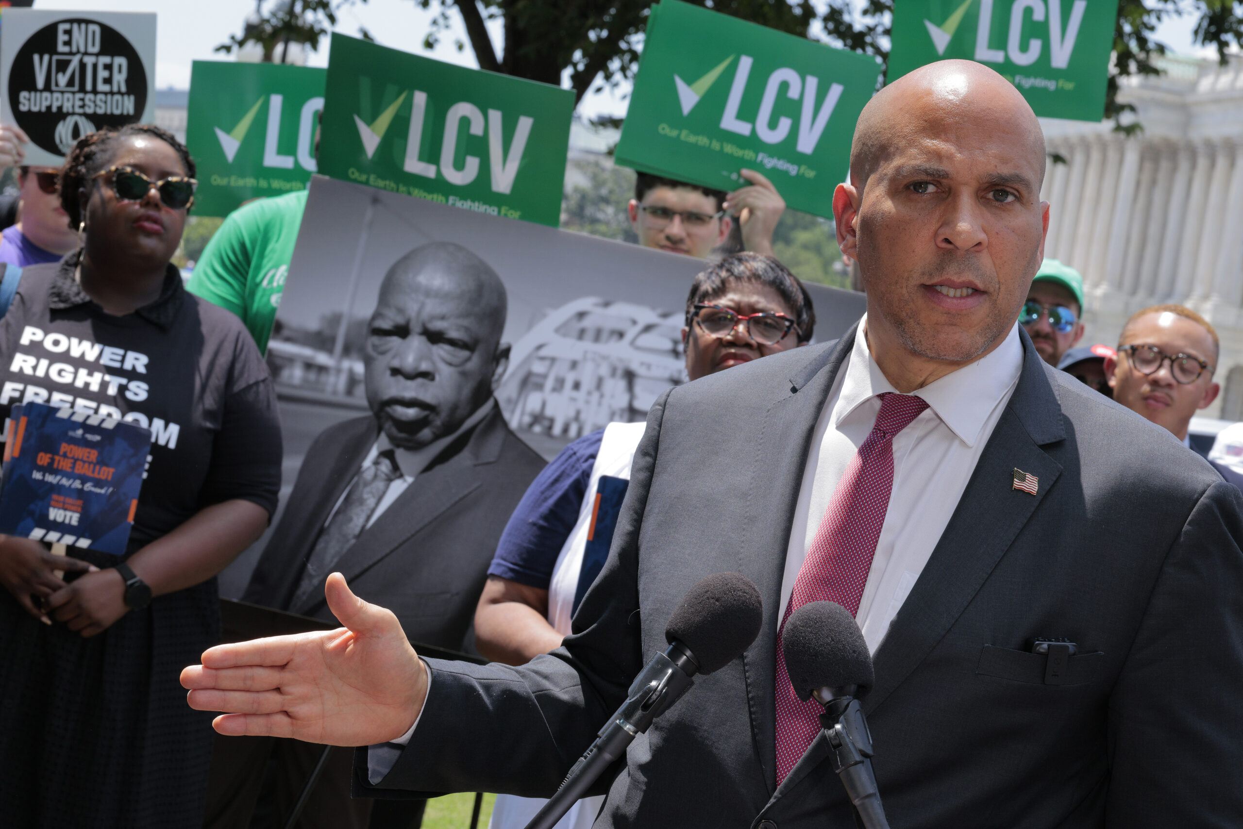 Cory Booker refuses to endorse Zohran Mamdani for NYC mayor— while blasting ‘defund the police’ movement