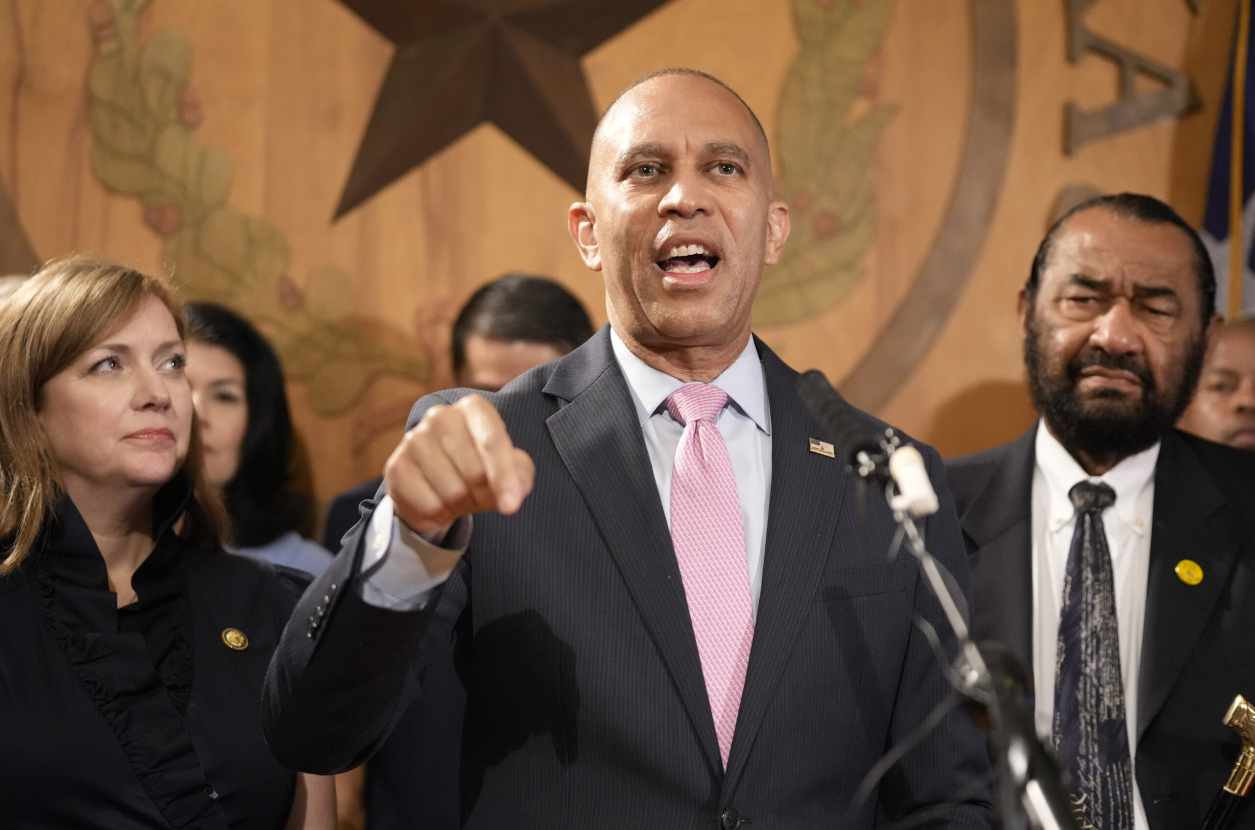 House Dem leader Jeffries accuses Trump of trying to ‘steal’ midterms with redistricting — but won’t say if NY will gerrymander, too