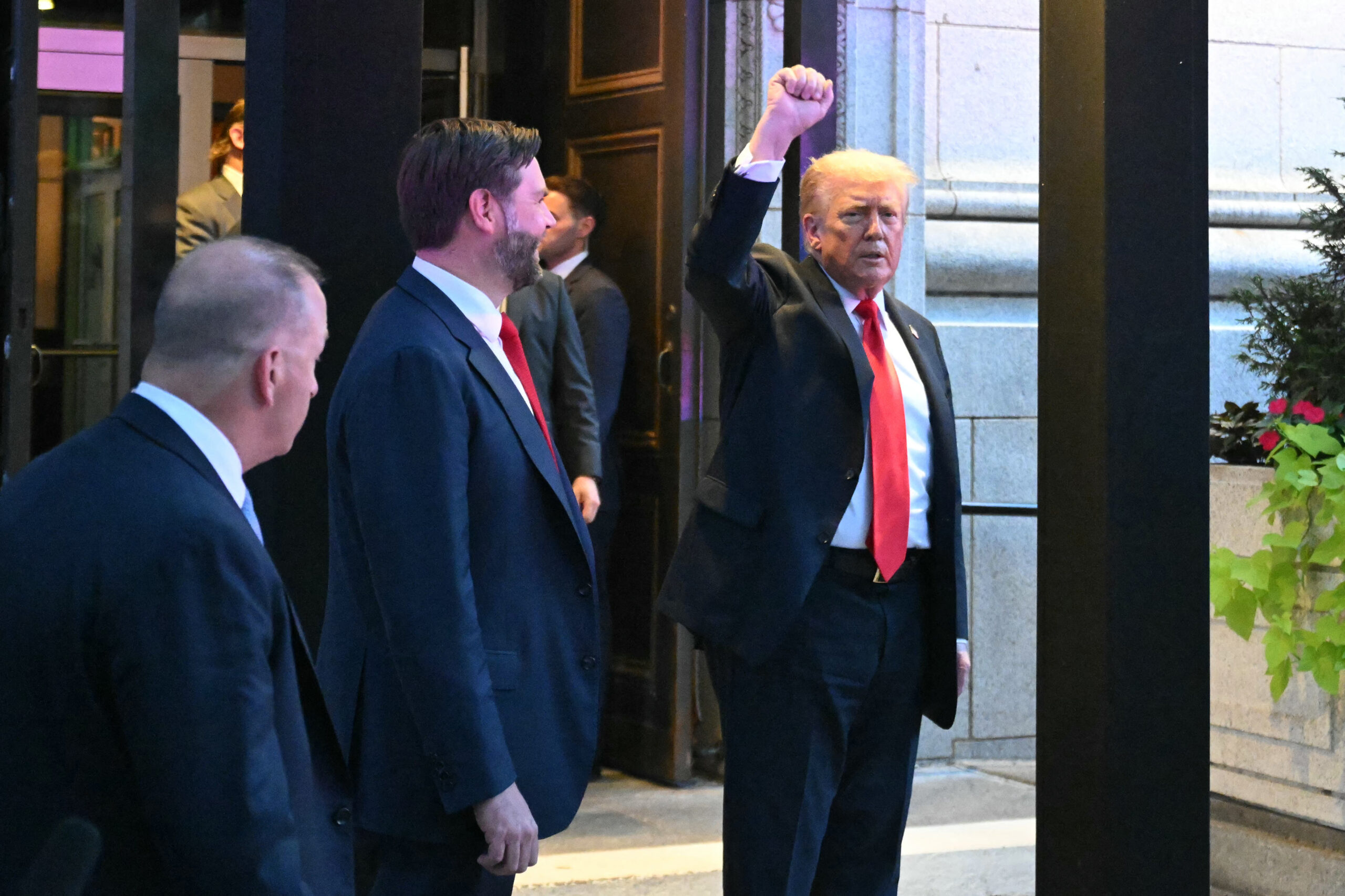 Trump dines out with Cabinet officials to demonstrate DC safety after crime crackdown: ‘Outcome is really spectacular’ 