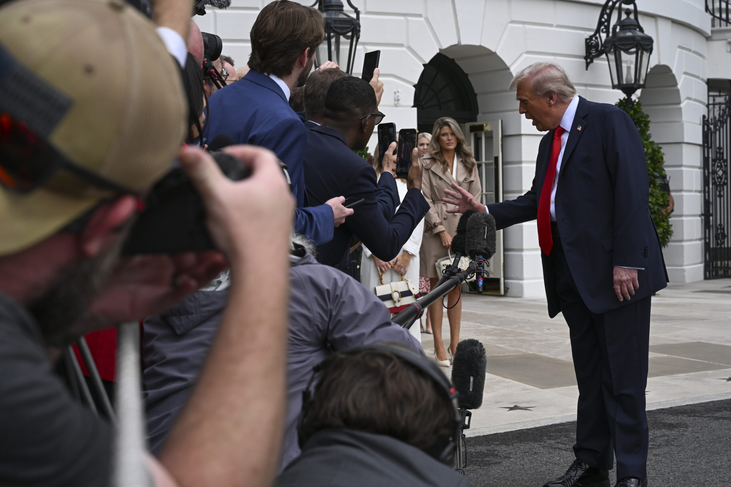 Trump goes off on reporter for asking if he’s going to war with Chicago: ‘Darling, that’s fake news’