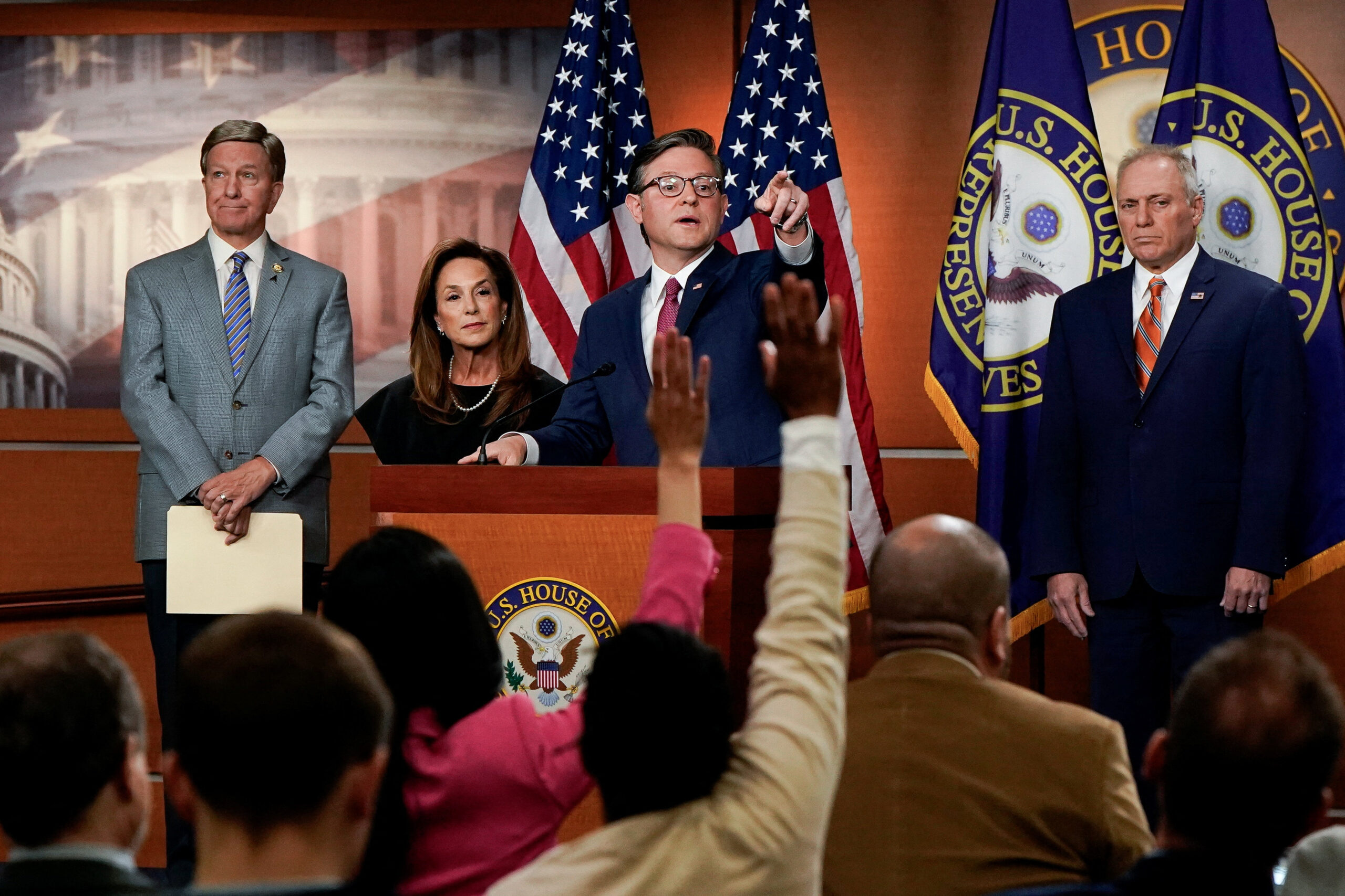 Swing district House GOP incumbents haul in $100K more than vulnerable Dems as midterm odds brighten