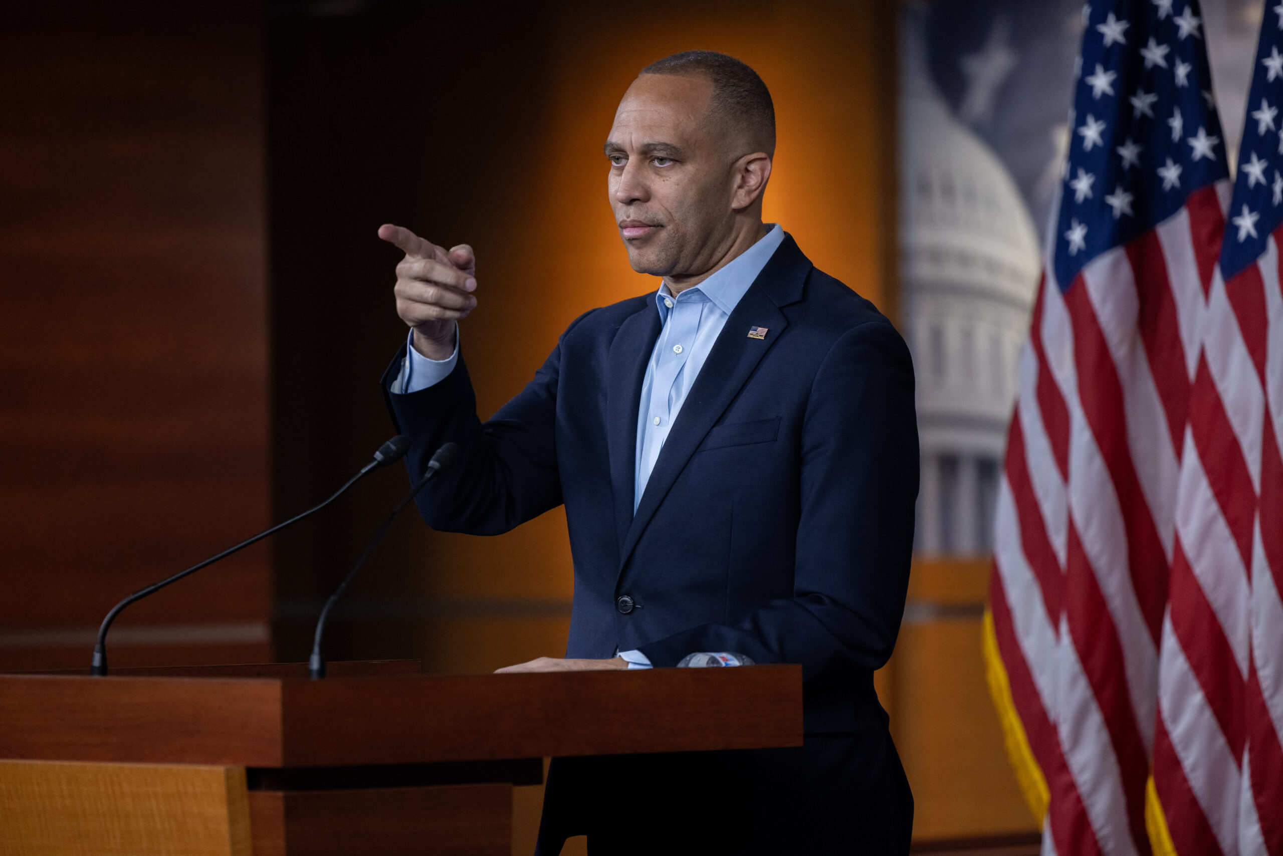 Influential House Minority Leader Hakeem Jeffries finally endorses Zohran Mamdani for NYC mayor after lengthy wait