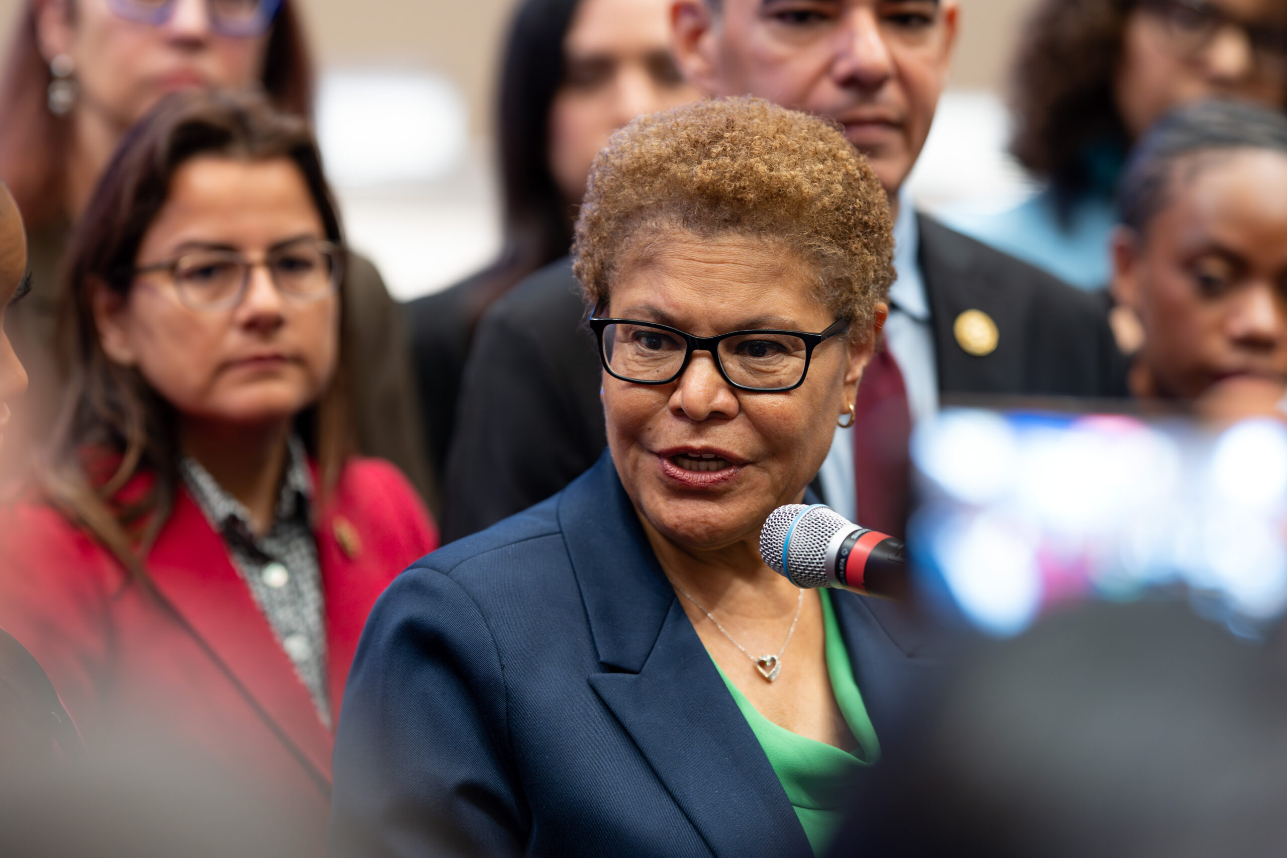 Bass tells Trump to turn up the heat on insurance industry in fight over ‘nightmare’ wildfire rebuild