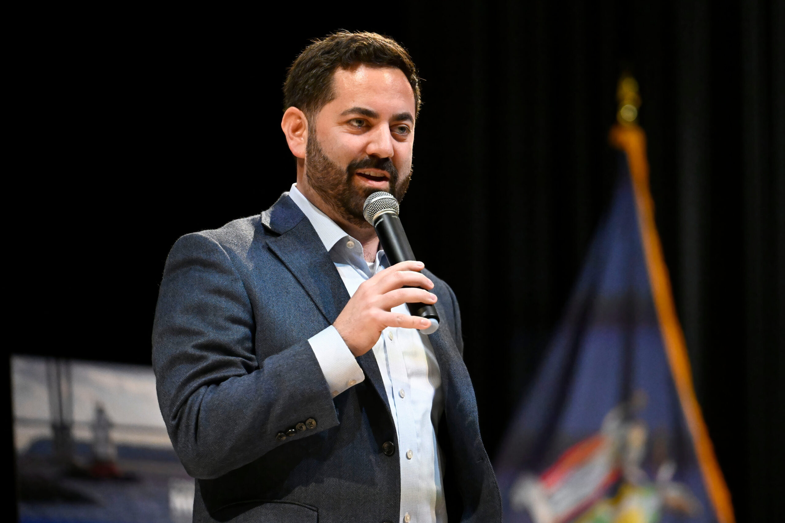 Democrats gain momentum in competitive NY midterm House races, shocking new analysis claims