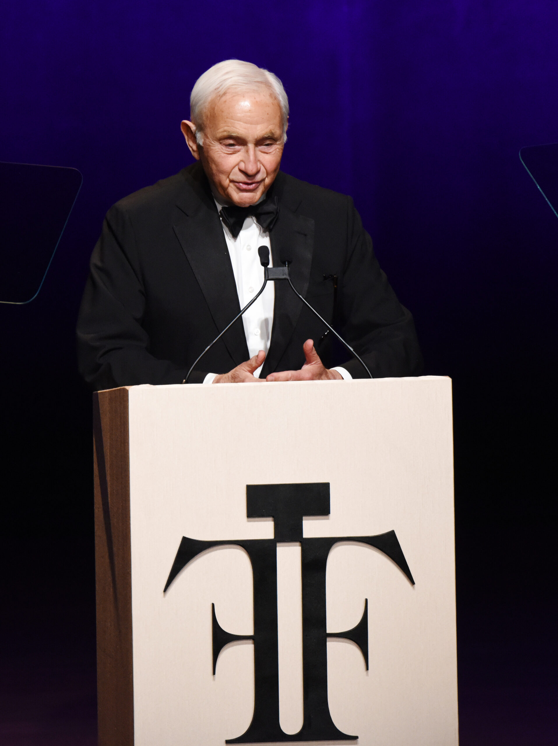 Ex-Victoria’s Secret CEO Les Wexner testifies that Jeffrey Epstein was an ‘Olympic con artist’