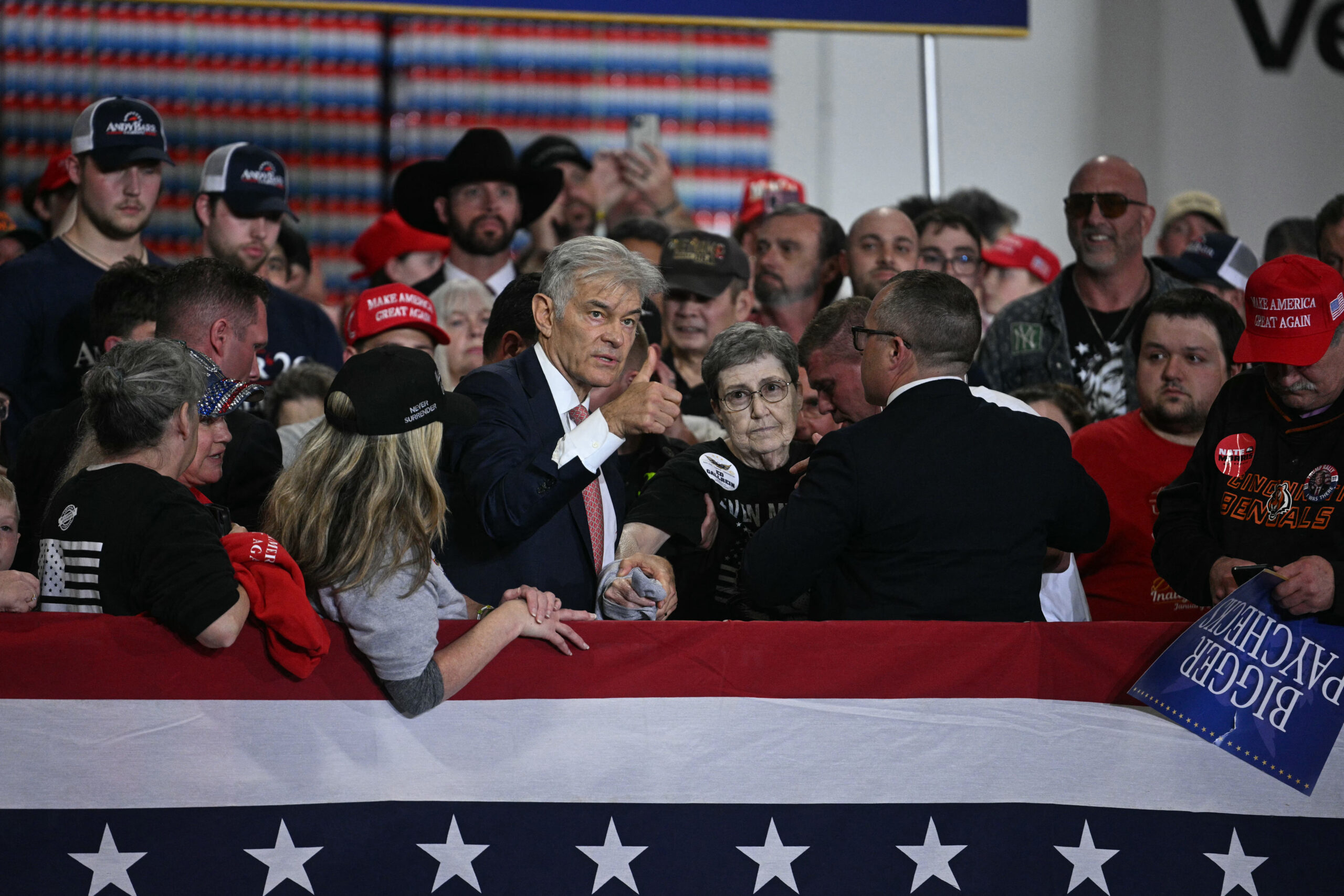 Dr. Oz helps older woman who collapsed during Trump’s speech at Kentucky event