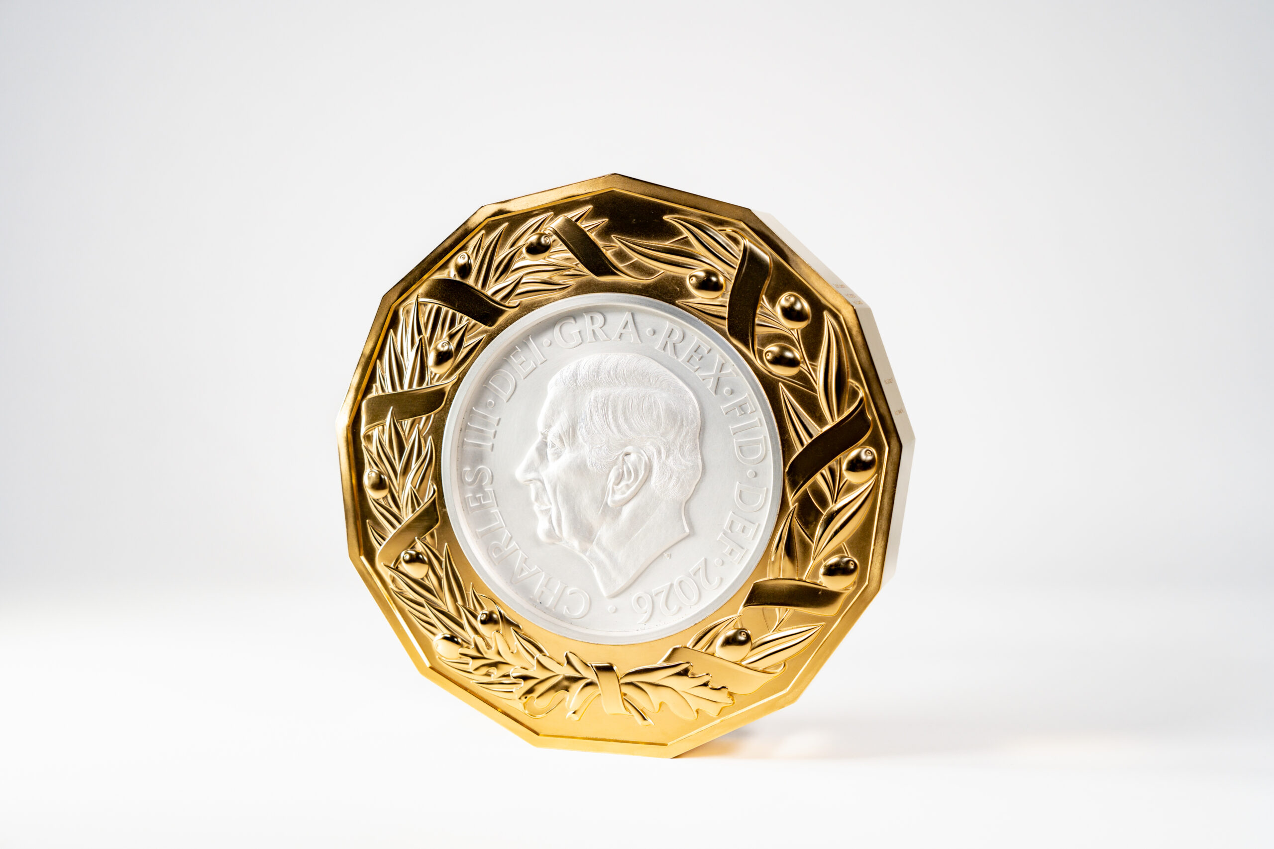 UK gives US commemorative coin to mark 250 years of independence ahead of royal visit
