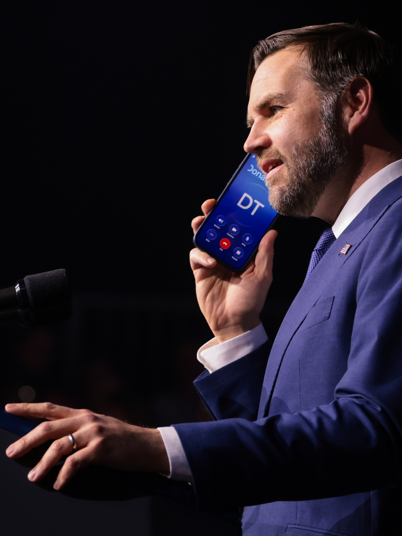 Vance sent to Trump’s voicemail at political rally—but eventually gets prez on the line