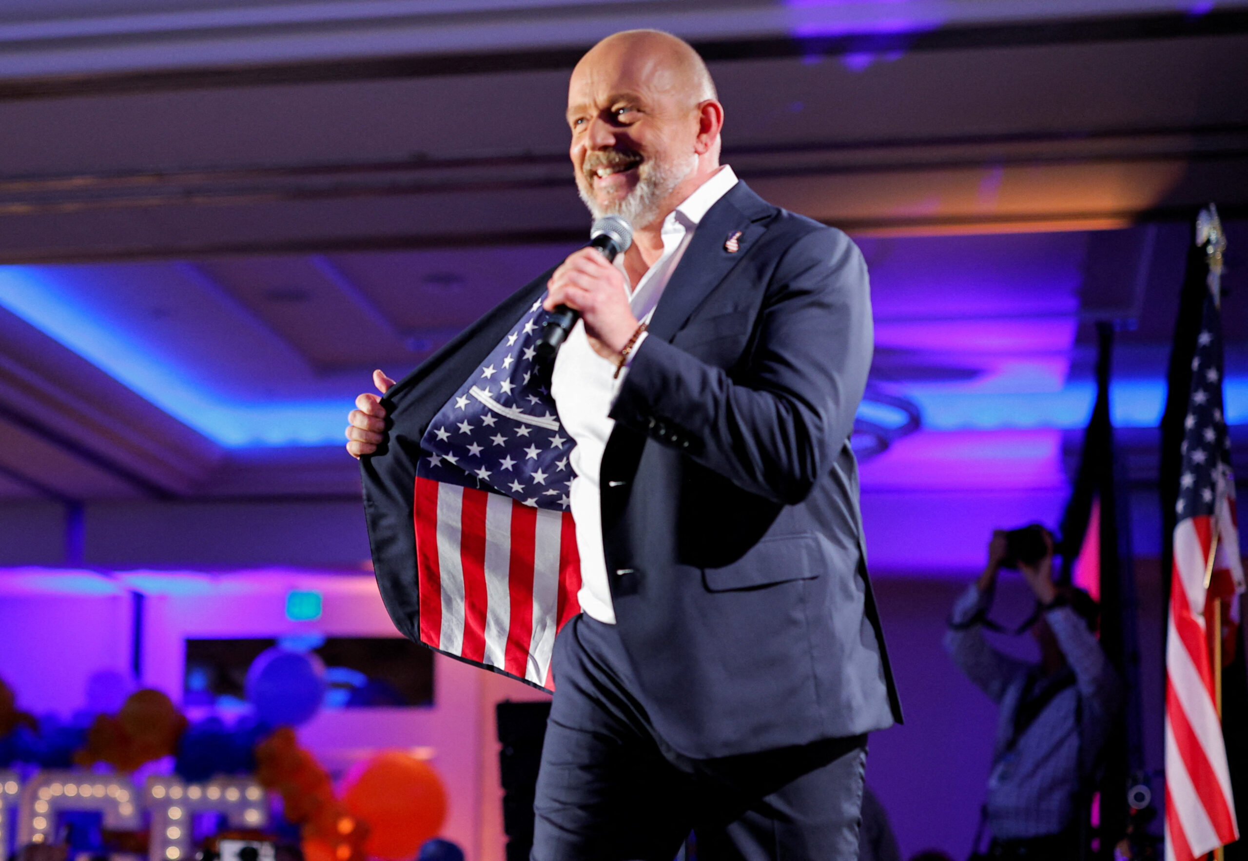 Steve Hilton gives special shoutout to Arnold Schwarzenegger with flashy new jacket