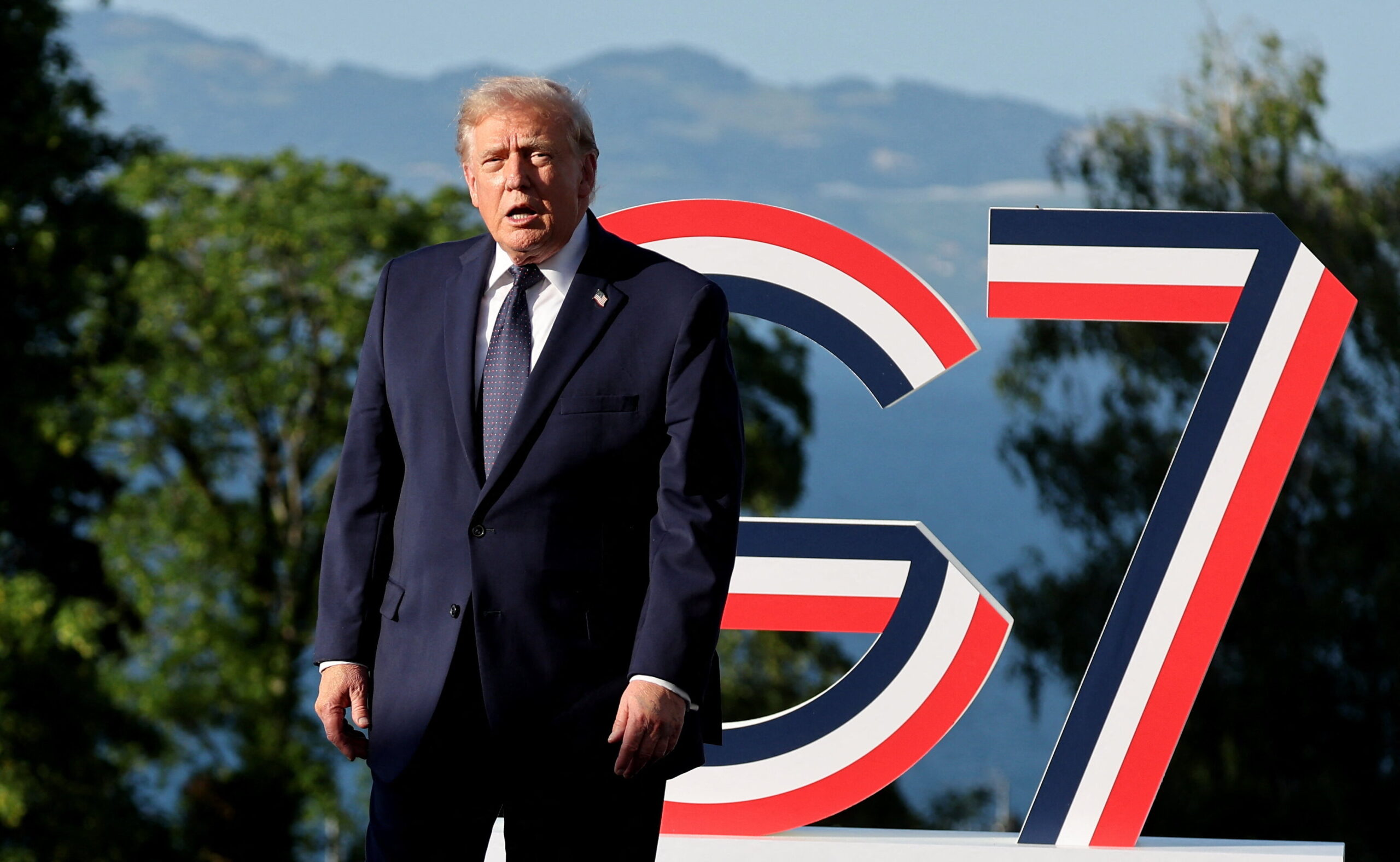 Trump holds one-on-one meeting with Zelensky