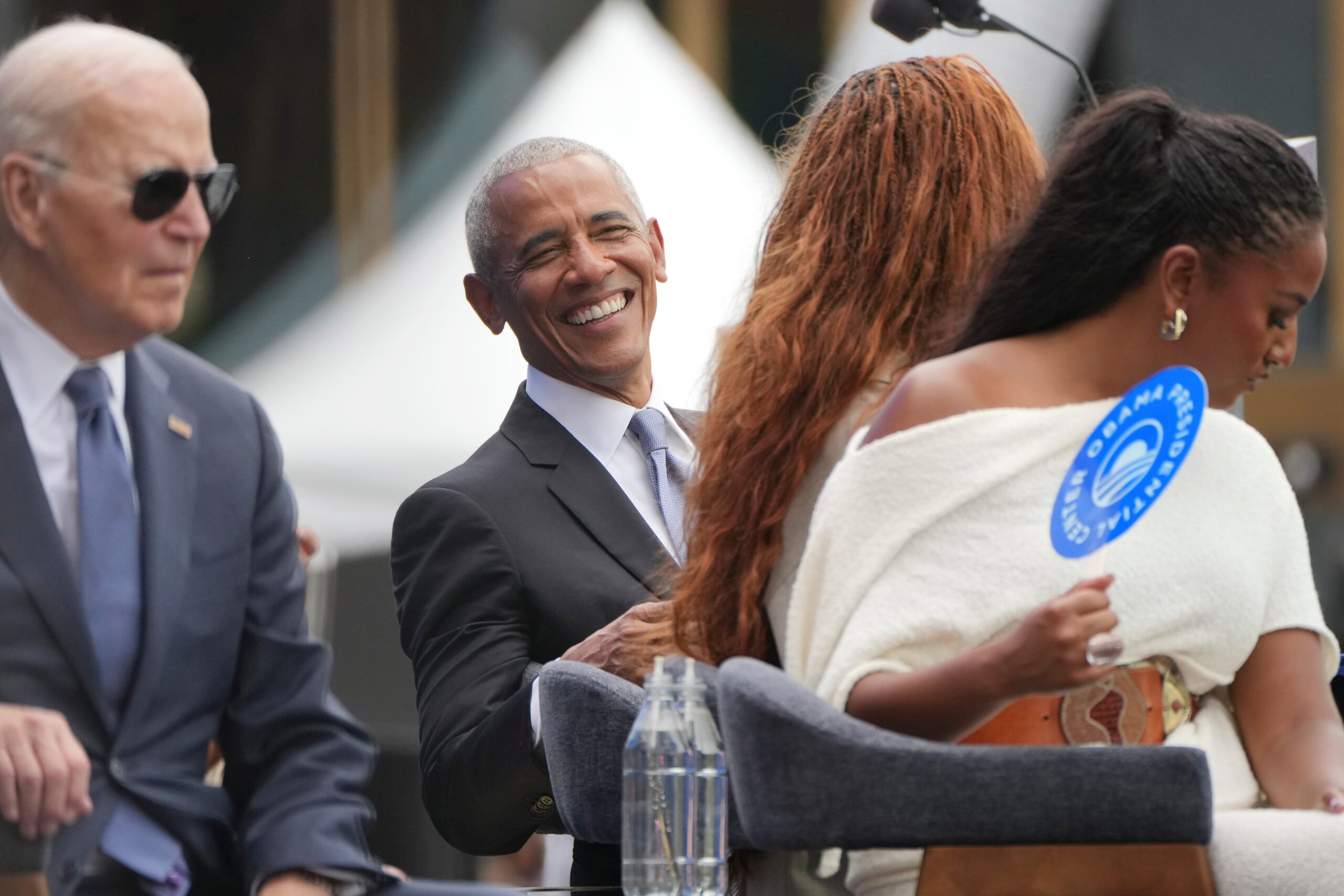Obama gives glowing tribute to Clintons, Bushes — but only passing thanks to Joe and Jill Biden