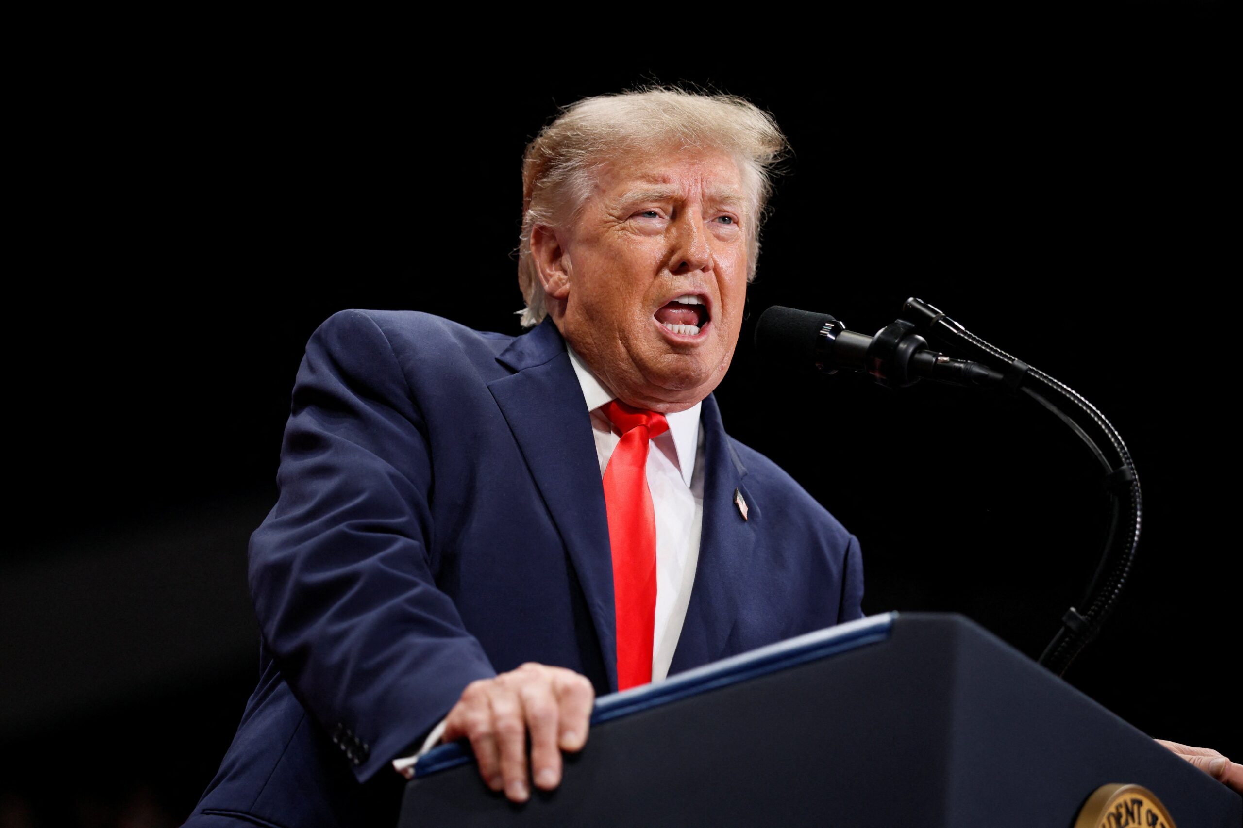 Trump tears into ‘moron’ Robert De Niro, mulls Hollywood tax credits during Daytona Beach rally